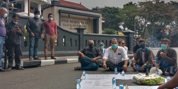 Aksi Jaamara menggelar ruwatan di depan Balai Kota Malang. Foto: M Sholeh