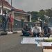 Aksi Jaamara menggelar ruwatan di depan Balai Kota Malang. Foto: M Sholeh