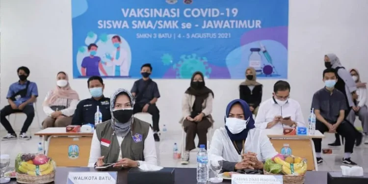 Wali Kota Batu, Dewanti Rumpoko (kiri depan) saat vaksinasi COVID-19 di Kota Batu. Foto: Ulul Azmy