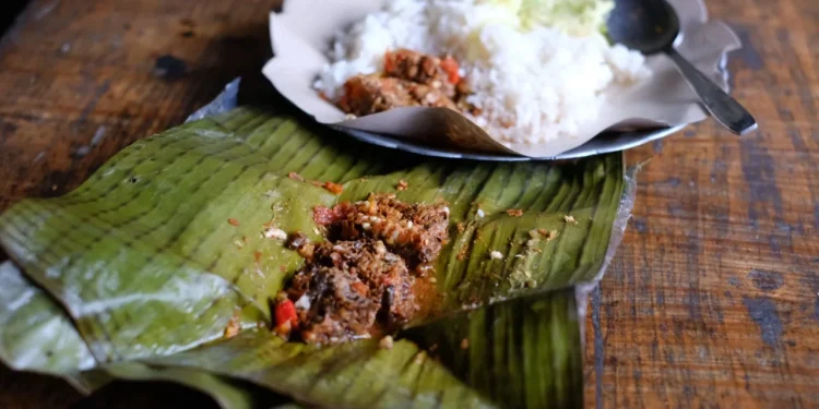 Pincukan tawon, alternatif kuliner enak dan unik di Kota Batu di Warung Pondok Osing Jalan Raya Dieng Kota Batu. Foto: istimewa