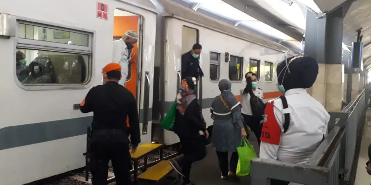 Aktivitas perjalanan kereta api lokal di Stasiun Kota Malang. Foto: M Sholeh