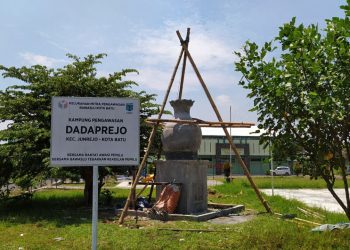 Patung ikonik Desa Dadaprejo yang sempat diprotes karena sebelumnya berunsur manusia dengan bagian yang vulgar. Kini sedang diubah bentuknya. Foto: Ulul Azmy