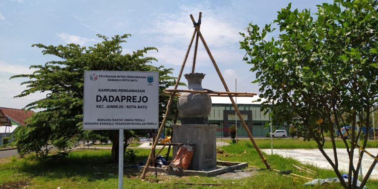 Patung ikonik Desa Dadaprejo yang sempat diprotes karena sebelumnya berunsur manusia dengan bagian yang vulgar. Kini sedang diubah bentuknya. Foto: Ulul Azmy