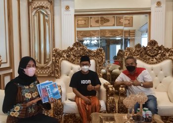 Wali Kota Malang, Sutiaji bersama istrinya, Widayati Sutiaji menerima Dr Aqua di rumah dinasnya. Foto: dok