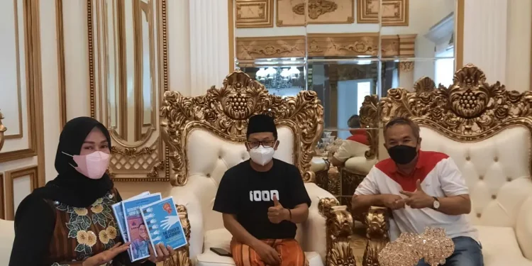 Wali Kota Malang, Sutiaji bersama istrinya, Widayati Sutiaji menerima Dr Aqua di rumah dinasnya. Foto: dok