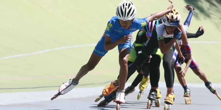 Pesepatu roda sedang berlatih di Velodrom Kota Malang. Foto: Rubianto