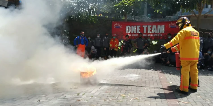 Petugas Lapas Perempuan Klas II A Malang tengah belajar memadamkan api dipandu oleh Dinas Penanggulangan Kebakaran dan Penyelamatan (DPKP) Kota Batu, pada Kamis (23/9/2021). Foto: Ulul Azmy