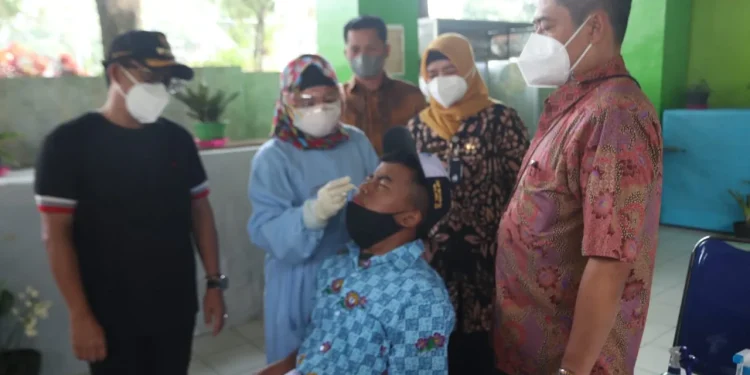 Peninjauan swab rutin terhadap salah satu siswa di SMPN 20 Malang oleh Wali Kota Malang, Sutiaji (baju hitam). Foto: dok