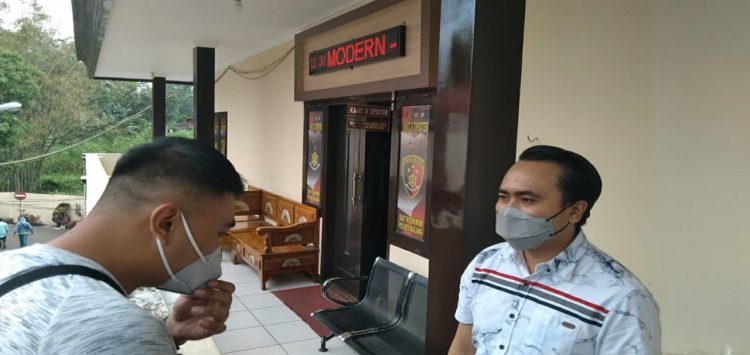 Rombongan gowes Pemkot Malang menjalani pemeriksaan di Mapolres Malang. Foto: Rizal Adhi