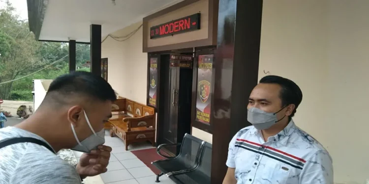 Rombongan gowes Pemkot Malang menjalani pemeriksaan di Mapolres Malang. Foto: Rizal Adhi