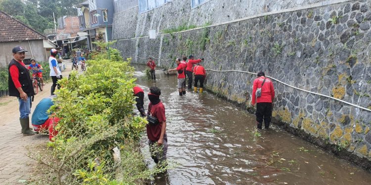 ASN Pemkot Batu terjun ke sungai melakukan bersih-bersih, pada Jumat (24/9/2021). Foto: DLH Kota Batu