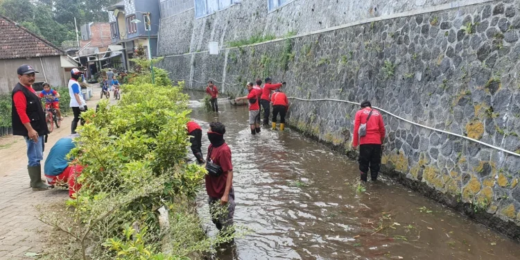 ASN Pemkot Batu terjun ke sungai melakukan bersih-bersih, pada Jumat (24/9/2021). Foto: DLH Kota Batu