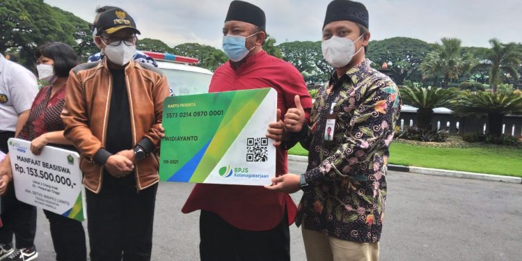 Penyerahan CSR kepada Pemerintah Kota Malang. Foto: Feni Yusnia