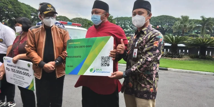 Penyerahan CSR kepada Pemerintah Kota Malang. Foto: Feni Yusnia