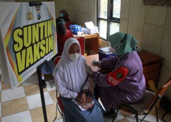 Vaksinasi COVID-19 di SMKN 6 Kota Malang. Foto: Rubianto