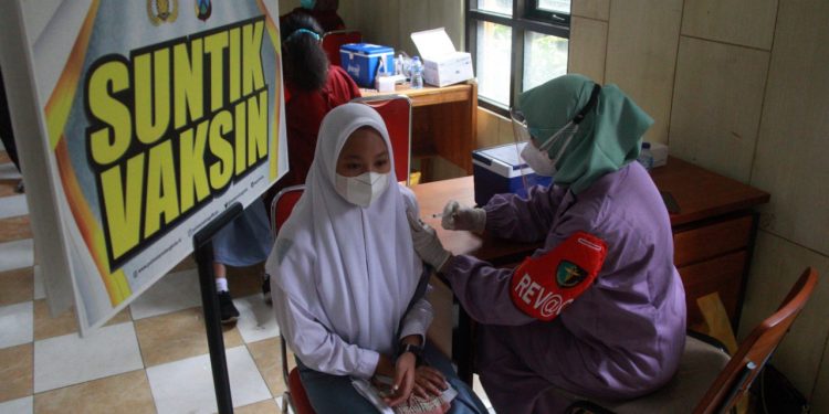 Vaksinasi COVID-19 di SMKN 6 Kota Malang. Foto: Rubianto