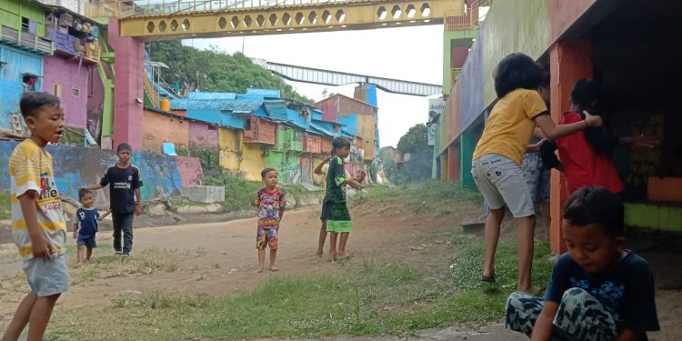 Pemandangan anak-anak warga setempat bermain di Kampung Warna Jodipan Kota Malang yang tak beroperasi. Foto: M Sholeh