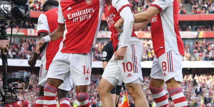 Emile Smith Rowe (tengah) saat merayakan gol bersama Pierre Emerick Aubameyang (depan) dan Martin Odegaard (belakang). Foto: Instagram Arsenal