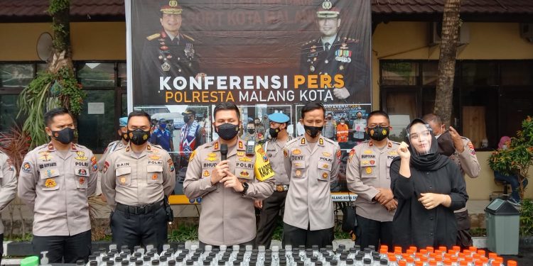 Kapolresta Malang Kota, AKBP Budi Hermanto mengungkap kasus penggagalan peredaran miras ilegal. Foto: M Sholeh
