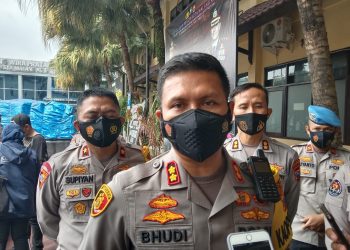 Kapolresta Malang Kota, AKBP Budi Hermanto menjelaskan perkembangan kasus pemakaman COVID-19 di Kota Malang. Foto: M Sholeh