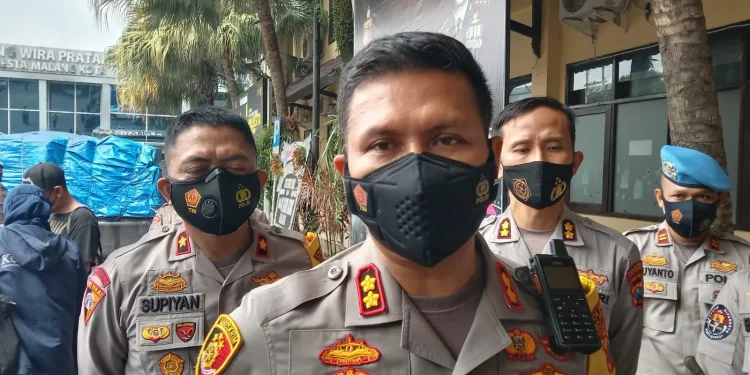 Kapolresta Malang Kota, AKBP Budi Hermanto menjelaskan perkembangan kasus pemakaman COVID-19 di Kota Malang. Foto: M Sholeh