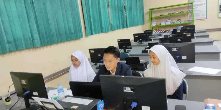 Anggita Yulia Amanda, Ivan Dwi Kharismanda, dan Legista Miranda. Mereka merupakan siswa SMKN 1 Turen yang berhasil raih juara dua di Olimpiade Pendidikan Akutansi (OPA) tahun 2021. Foto: dok
