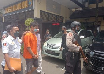 Pelaku saat di Mapolresta Malang Kota. Foto: M Sholeh