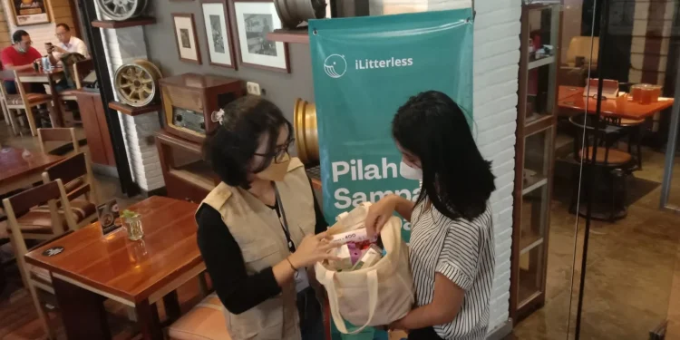 sampah - Gencarkan Gerakan Pilah Sampah, Ngopi di Vosco Coffee Bayar Pakai Sampah