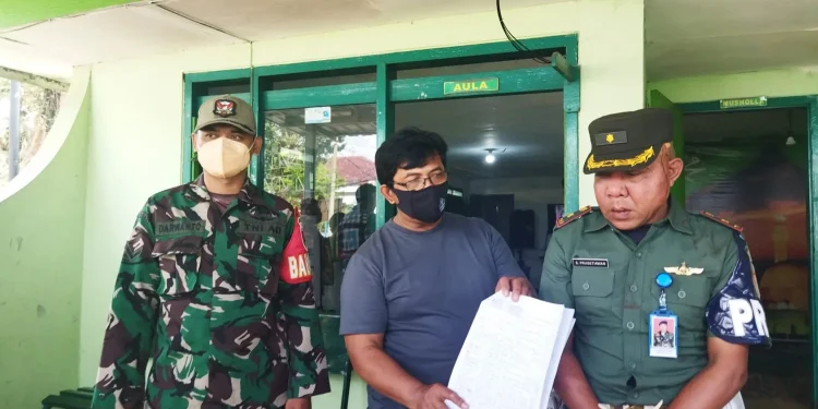 Pria paruh baya tampak babak belur diamuk warga usai diduga kedapatan menjadi TNI gadungan dan memeras uang pemilik villa di Kelurahan Songgokerto, Kota Batu, pada Kamis (30/9/2021). Foto: Ulul Azmy