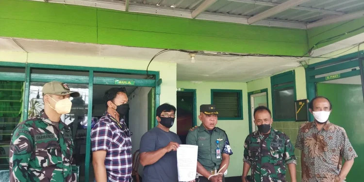 Pria paruh baya tampak babak belur diamuk warga usai diduga kedapatan menjadi TNI gadungan dan memeras uang pemilik villa di Kelurahan Songgokerto, Kota Batu, pada Kamis (30/9/2021). Foto: Ulul Azmy