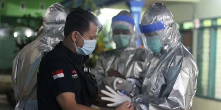 Rindya Fery saat menjadi relawan. Foto: dok