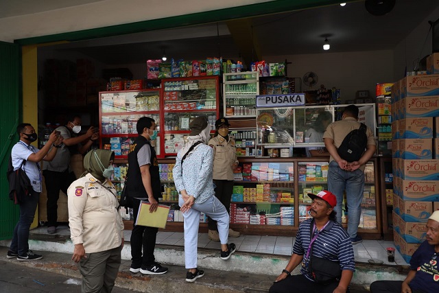 Petugas gabungan memeriksa salah satu toko penjual rokok di Kota Malang/tugu malang