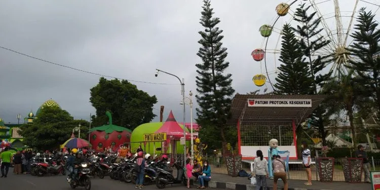 Suasan alun-alun Kota Batu