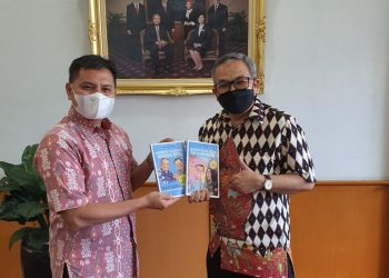Pakar Komunikasi dan Motivator Nasional Dr Aqua Dwipayana dan Kepala Perwakilan Bank Indonesia Sumbar Wahyu Purnama.