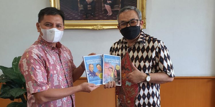 Pakar Komunikasi dan Motivator Nasional Dr Aqua Dwipayana dan Kepala Perwakilan Bank Indonesia Sumbar Wahyu Purnama.