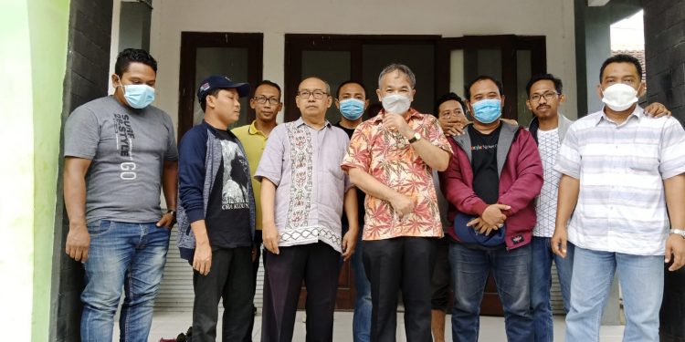 Dr Aqua Dwipayana Foto bareng dengan pengurus dan anggota Ronggolawe Press Solidarity (RPS) Tuban