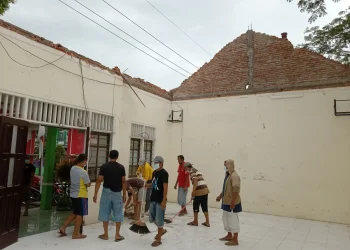 hujan - Diguyur Hujan Seharian, Atap Balai RW di Kota Malang Runtuh
