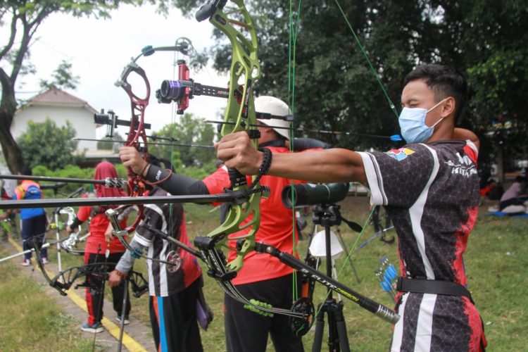 Atlet panahan Kota Malang, Davin saat jalani latihan. foto/Rubianto