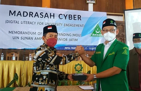 Rektor UIN Sunan Ampel, Surabaya, Prof Masdar Hilmy S.Ag, MA, Ph.D (kiri)dan Ketua PW Ansor Jawa Timur Syafiq Syauqi/tugu malang