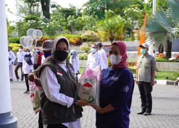 Wali Kota Batu Serahkan Bantuan Sosial