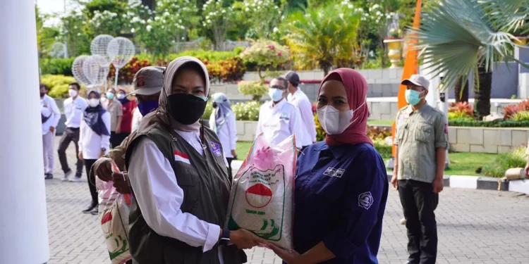 Wali Kota Batu Serahkan Bantuan Sosial