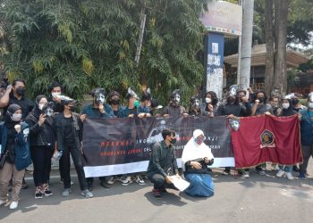 Aksi masa turun ke jalan menyuarakan tuntutan dalam 17 tahun kematian Munir di Jalan Veteran Kota Malang. Foto: M Sholeh