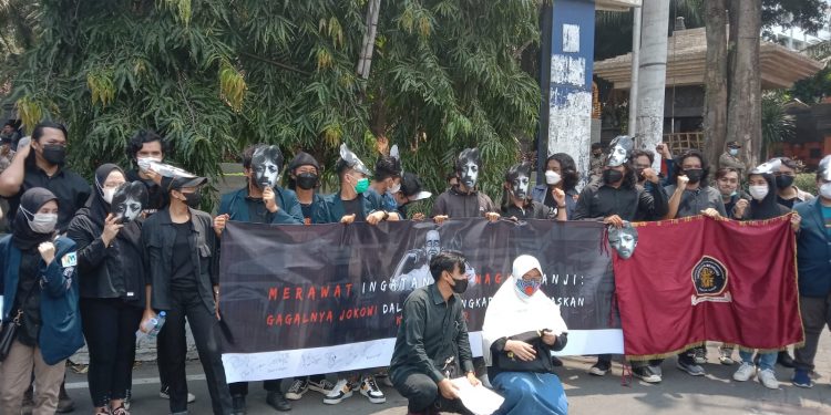 Aksi masa turun ke jalan menyuarakan tuntutan dalam 17 tahun kematian Munir di Jalan Veteran Kota Malang. Foto: M Sholeh