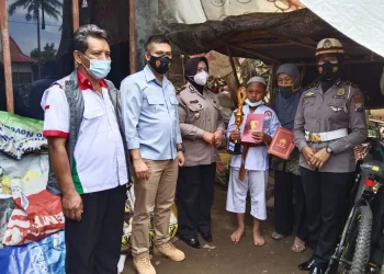 Kapolsek Kepanjen menyampaikan bantuan