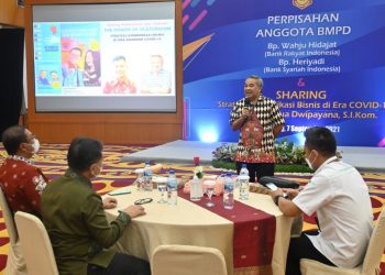 Dr Aqua Dwipayana saat sharing komunikasi dan motivasi di Badan Musyawarah Perbankan Daerah (BMPD) Sumatera Barat (Sumbar) di Padang, Sumbar. dok
