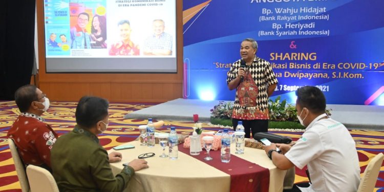 Dr Aqua Dwipayana saat sharing komunikasi dan motivasi di Badan Musyawarah Perbankan Daerah (BMPD) Sumatera Barat (Sumbar) di Padang, Sumbar. dok