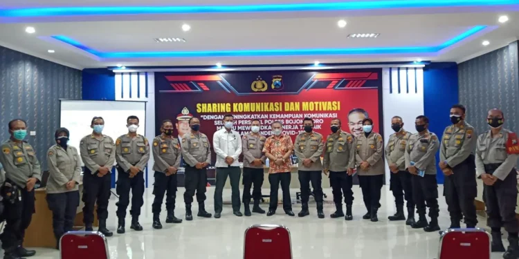 Dr.Aqua Dwipayana berfoto bersama jajaran Polres Bojonegoro di Kantor Satlantas Polres Bojonegoro Senin (13/09/2021) sore.