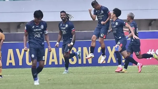 Selebrasi Dendi Santoso (tengah) saat melawan Bhayangkara FC/tugu malang