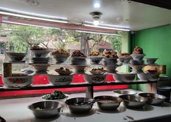 Rumah makan Padang yang ada di Jalan M.T. Haryono, Dinoyo, Kota Malang sudah mulai ramai pembeli/tugu malang