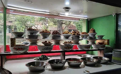 Rumah makan Padang yang ada di Jalan M.T. Haryono, Dinoyo, Kota Malang sudah mulai ramai pembeli/tugu malang